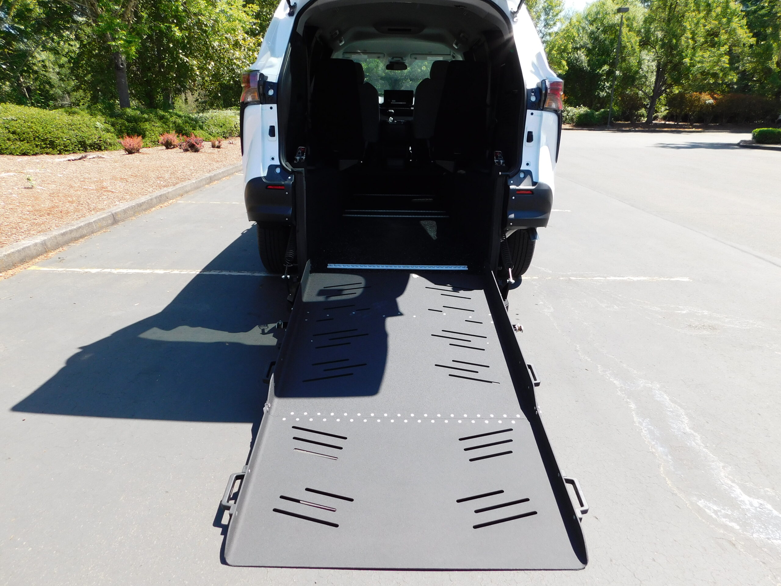 (SS254906) 2025 Toyota Sienna LE