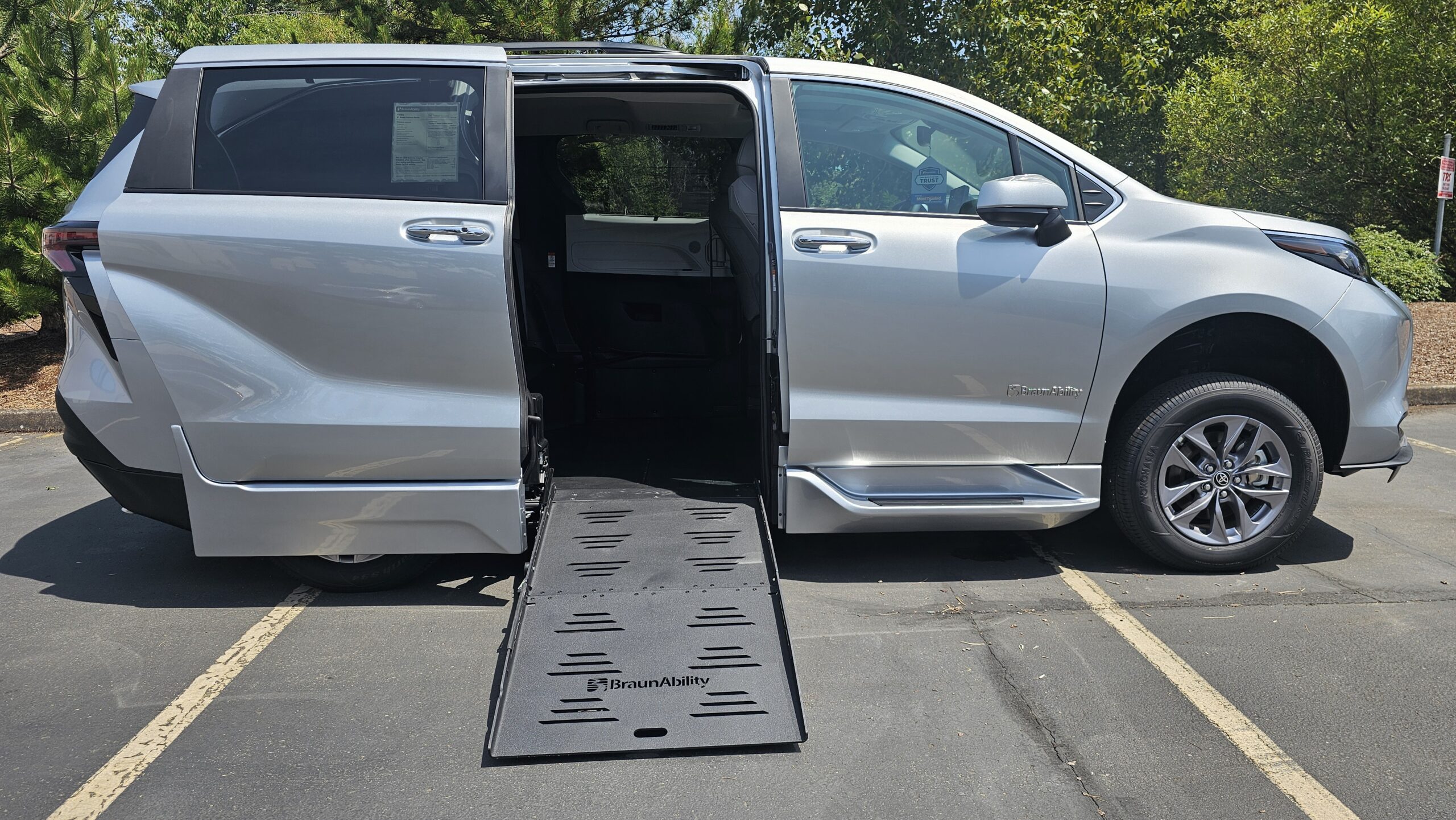 (SS232202) 2025 Toyota Sienna XLE