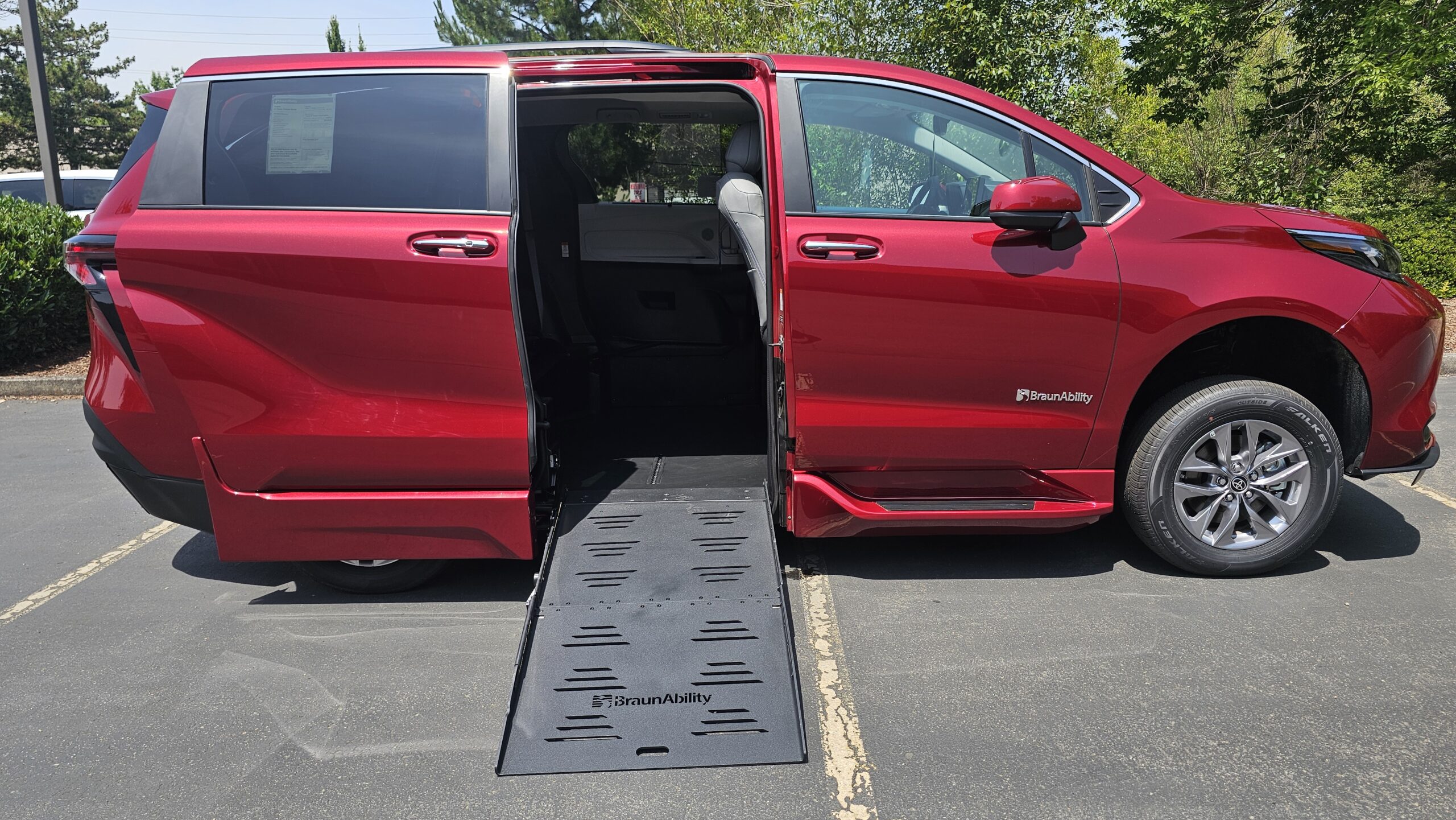 (SS242384)  2025 Toyota Sienna XLE