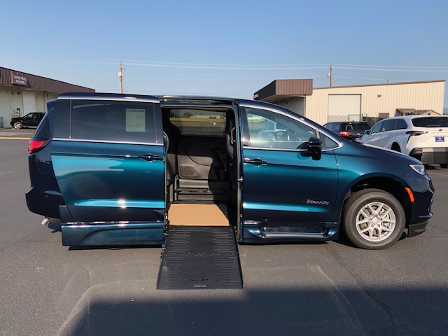(SR586315) Chrysler Pacifica S