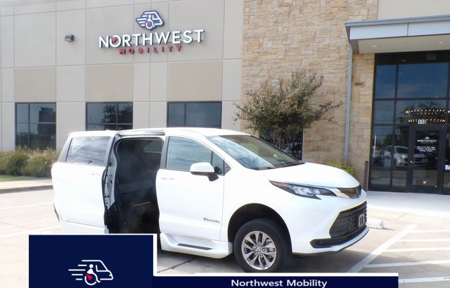 (NS104678) 2022 Toyota Sienna LE