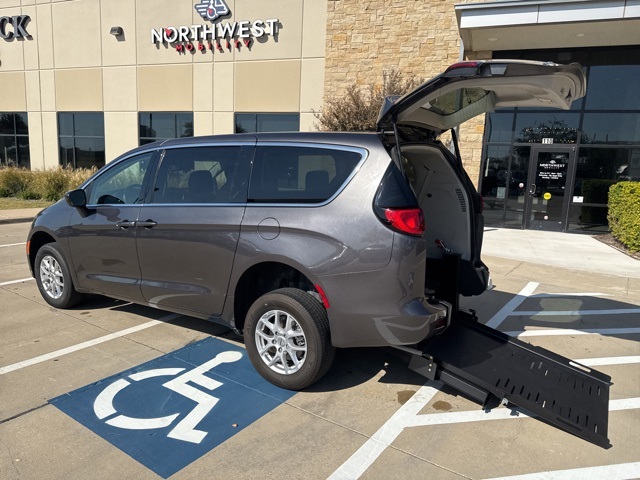 (PR551818) 2023 Chrysler Voyager LX