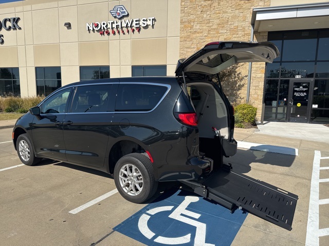 (PR602210) 2023 Chrysler Voyager LX