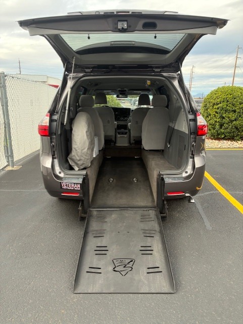 (LS068141) 2020 Toyota Sienna LE